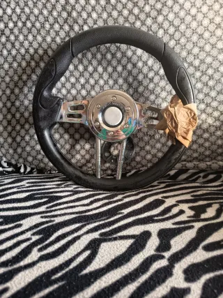 Volante deportivo rojo y negro