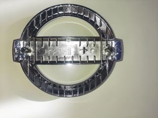 Emblema Nissan Cabstar