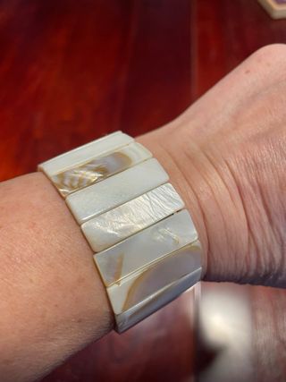 Pulsera elástica de nácar con diseño floral