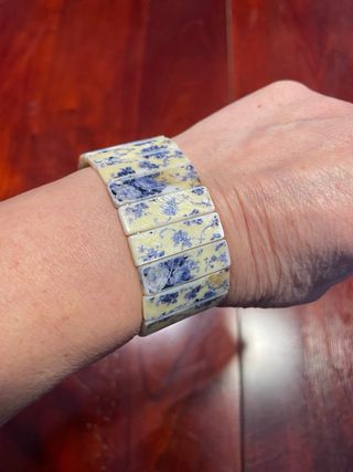 Pulsera elástica de nácar con diseño floral