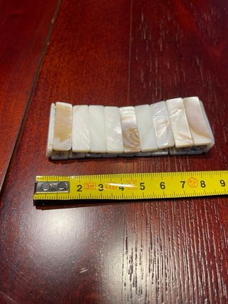 Pulsera elástica de nácar con diseño floral