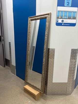 Espejo decorativo dorado con marco tallado