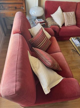 Conjunto 2 sofás de tela color burdeos