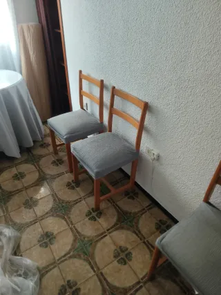 Mueble auxiliar, mesa redonda y 4 sillas