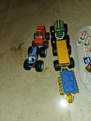 Coches Hot Wheels y Señales de Tráfico
