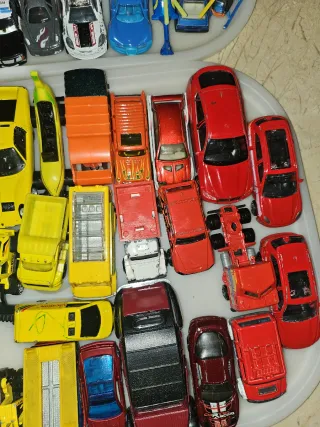 Coches Hot Wheels y Señales de Tráfico