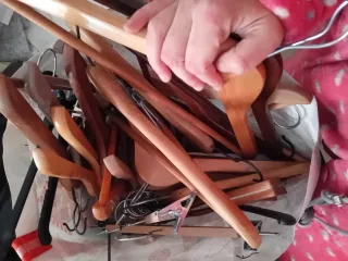 Lote de perchas de madera y metal