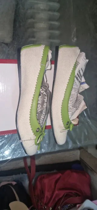 Zapatos planos blancos y verdes