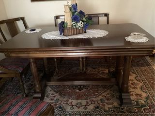 Mesa de comedor de madera oscura