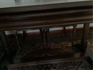 Mesa de comedor de madera oscura