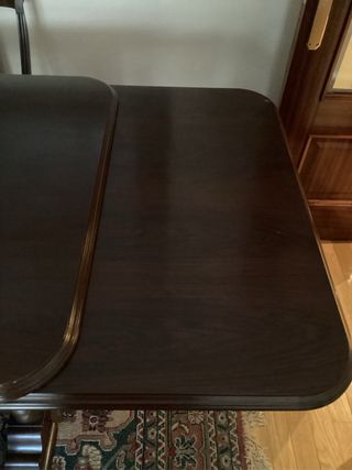 Mesa de comedor de madera oscura