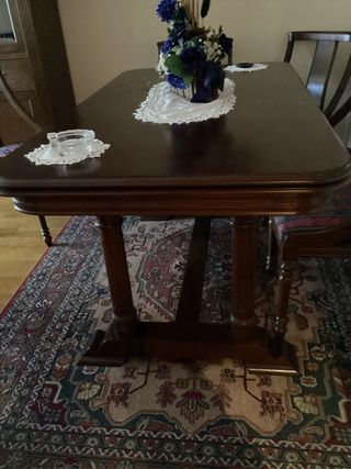 Mesa de comedor de madera oscura
