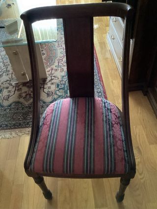 Mesa de comedor de madera oscura