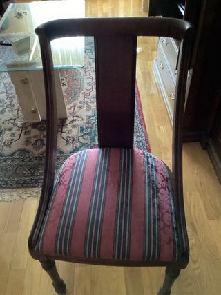 Mesa de comedor de madera oscura