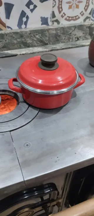 Olla Roja Esmaltada con Tapa