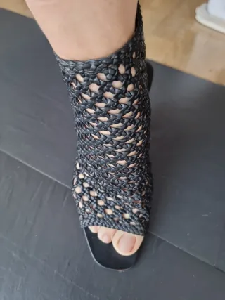 Sandalia alta tejida negra