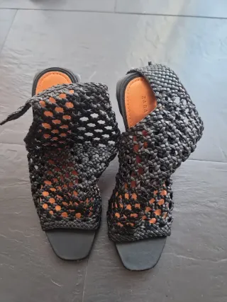 Sandalia alta tejida negra