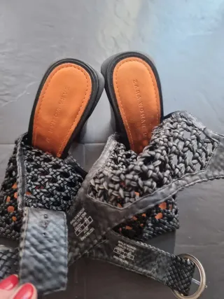 Sandalia alta tejida negra