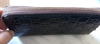 Cartera de mano marrón con detalles dorados