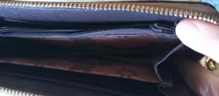 Cartera de mano marrón con detalles dorados