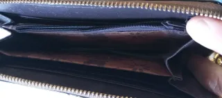 Cartera de mano marrón con detalles dorados