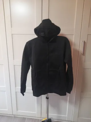 Sudadera negra con capucha y gafas incorporadas