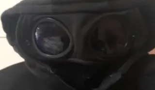 Sudadera negra con capucha y gafas incorporadas