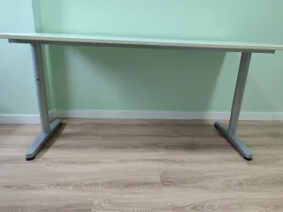 Mesa de escritorio blanca regulable