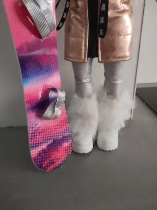 Nancy Esquiadora con Snowboard Le falta las gafas