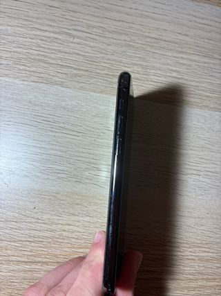 iPhone 11 Pro. Parte trasera rajada.