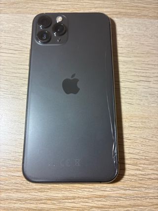 iPhone 11 Pro. Parte trasera rajada.