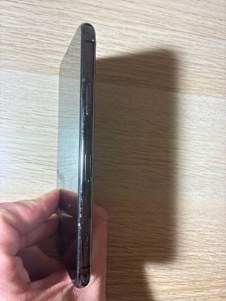 iPhone 11 Pro. Parte trasera rajada.