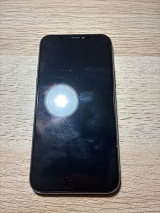 iPhone 11 Pro. Parte trasera rajada.