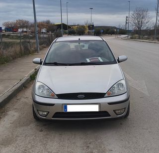 Ford Focus Gris 5 Puertas Gasolina