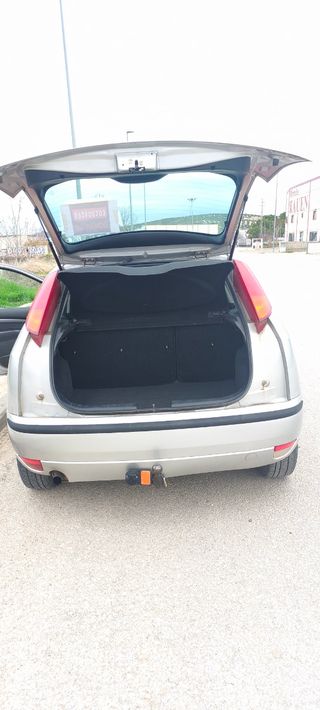 Ford Focus Gris 5 Puertas Gasolina