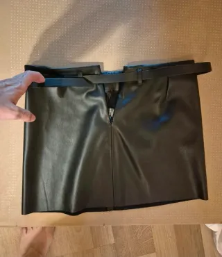 Falda midi cuero negra