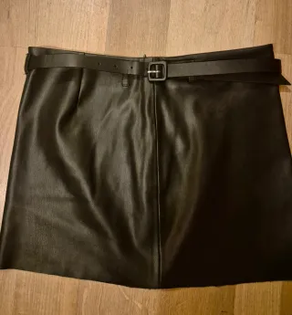 Falda midi cuero negra