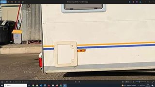 Caravana blanca con detalles azules y amarillos