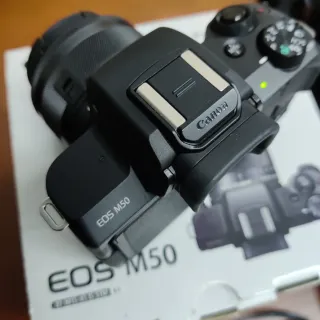 Cámara Canon EOS M50 Kit + Accesorios