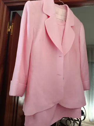 Traje chaqueta y falda rosa