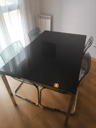 Mesa de comedor y 4 sillas.