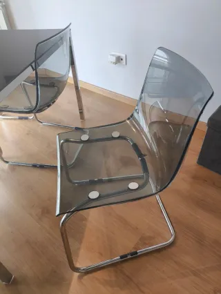 Mesa de comedor y 4 sillas.