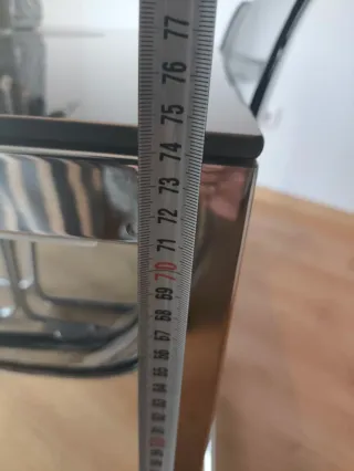 Mesa de comedor y 4 sillas.