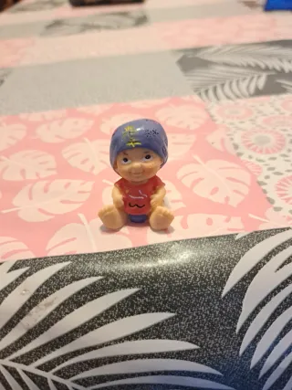 Bebé pelón figura coleccionable.