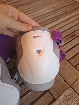 Casco y protecciones patinaje morado
