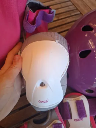 Casco y protecciones patinaje morado