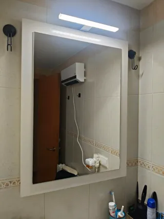 Espejo de baño blanco, con luz incorporada