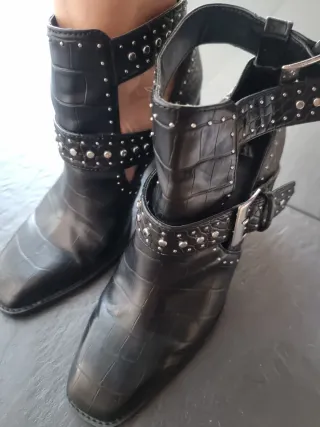 Botines negros con tachuelas y hebilla