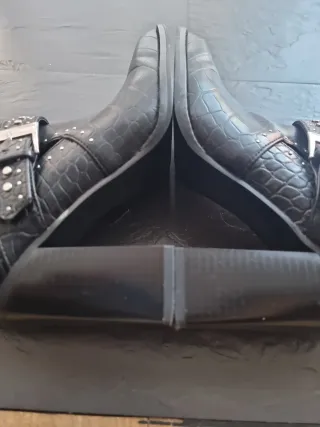 Botines negros con tachuelas y hebilla