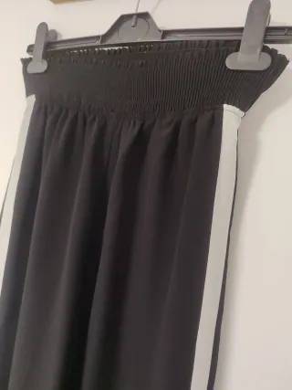 Pantalón negro con raya lateral blanca